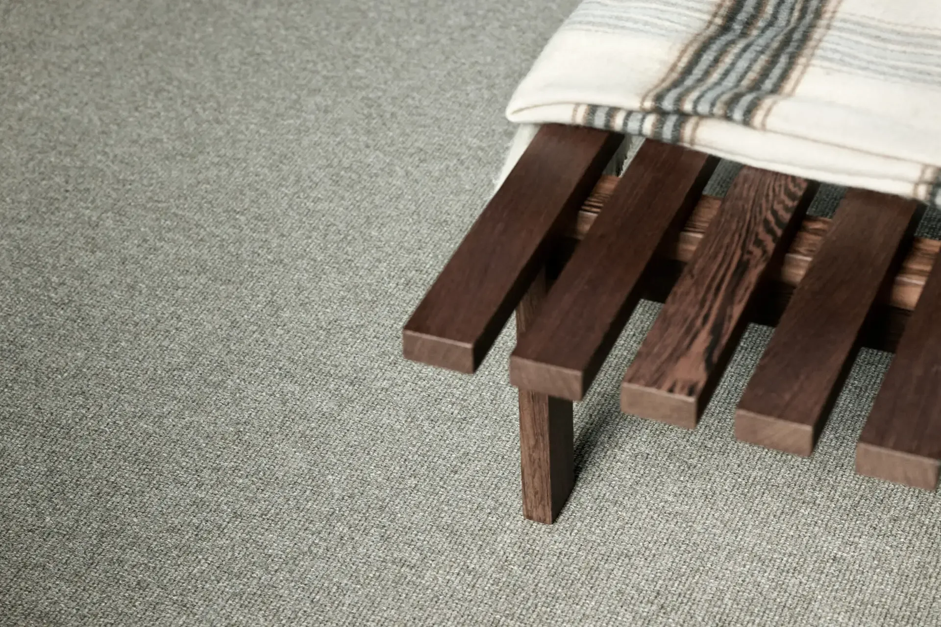 Detail van een bankje op een wollen karpet